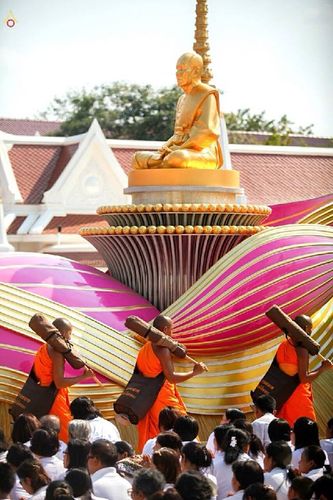 ภาพ No.15676:ประมวลภาพพิธีอัญเชิญรูปหล่อทองคำพระมงคลเทพมุนี (สด จนฺทสโร) ประดิษฐาน ณ วัดโบสถ์บน