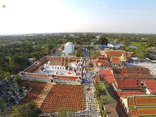 ภาพ No.15678:ประมวลภาพพิธีอัญเชิญรูปหล่อทองคำพระมงคลเทพมุนี (สด จนฺทสโร) ประดิษฐาน ณ วัดโบสถ์บน