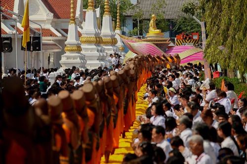 ภาพ No.15681:ประมวลภาพพิธีอัญเชิญรูปหล่อทองคำพระมงคลเทพมุนี (สด จนฺทสโร) ประดิษฐาน ณ วัดโบสถ์บน
