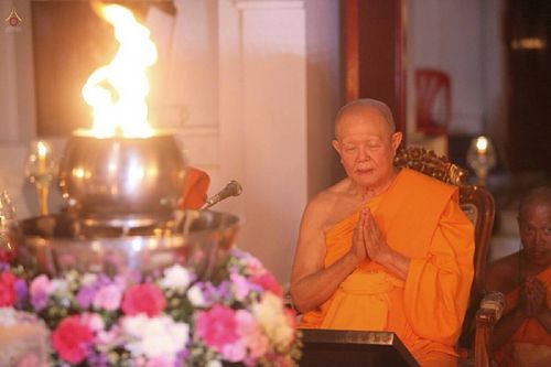 ภาพ No.15687:ประมวลภาพพิธีอัญเชิญรูปหล่อทองคำพระมงคลเทพมุนี (สด จนฺทสโร) ประดิษฐาน ณ วัดโบสถ์บน