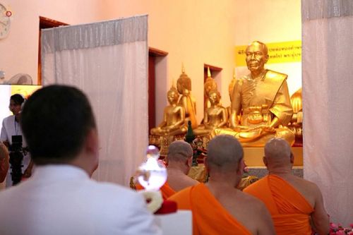 ภาพ No.15692:ประมวลภาพพิธีอัญเชิญรูปหล่อทองคำพระมงคลเทพมุนี (สด จนฺทสโร) ประดิษฐาน ณ วัดโบสถ์บน