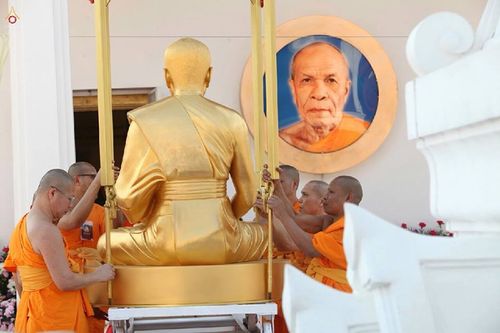 ภาพ No.15701:ประมวลภาพพิธีอัญเชิญรูปหล่อทองคำพระมงคลเทพมุนี (สด จนฺทสโร) ประดิษฐาน ณ วัดโบสถ์บน