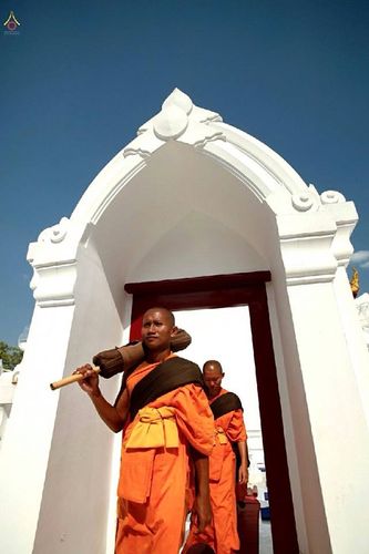 ภาพ No.15695:ประมวลภาพพิธีอัญเชิญรูปหล่อทองคำพระมงคลเทพมุนี (สด จนฺทสโร) ประดิษฐาน ณ วัดโบสถ์บน