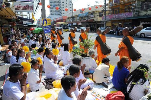 ภาพ No.15696:ประมวลภาพพิธีอัญเชิญรูปหล่อทองคำพระมงคลเทพมุนี (สด จนฺทสโร) ประดิษฐาน ณ วัดโบสถ์บน