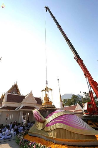 ภาพ No.15698:ประมวลภาพพิธีอัญเชิญรูปหล่อทองคำพระมงคลเทพมุนี (สด จนฺทสโร) ประดิษฐาน ณ วัดโบสถ์บน