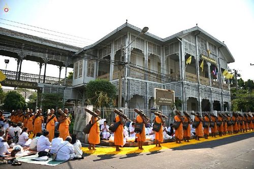 ภาพ No.15705:ประมวลภาพพิธีอัญเชิญรูปหล่อทองคำพระมงคลเทพมุนี (สด จนฺทสโร) ประดิษฐาน ณ วัดโบสถ์บน