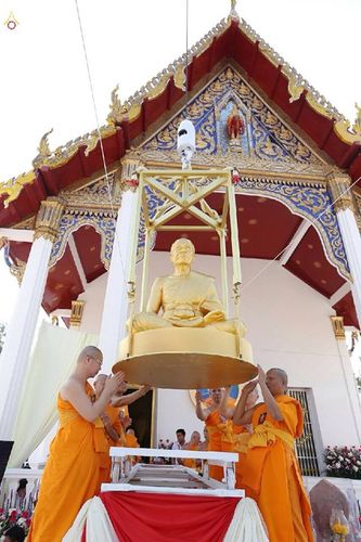 ภาพ No.15706:ประมวลภาพพิธีอัญเชิญรูปหล่อทองคำพระมงคลเทพมุนี (สด จนฺทสโร) ประดิษฐาน ณ วัดโบสถ์บน