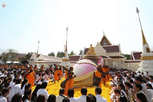 ภาพ No.15711:ประมวลภาพพิธีอัญเชิญรูปหล่อทองคำพระมงคลเทพมุนี (สด จนฺทสโร) ประดิษฐาน ณ วัดโบสถ์บน