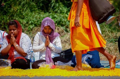 ภาพ No.15709:ประมวลภาพพิธีอัญเชิญรูปหล่อทองคำพระมงคลเทพมุนี (สด จนฺทสโร) ประดิษฐาน ณ วัดโบสถ์บน