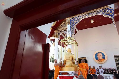ภาพ No.15714:ประมวลภาพพิธีอัญเชิญรูปหล่อทองคำพระมงคลเทพมุนี (สด จนฺทสโร) ประดิษฐาน ณ วัดโบสถ์บน