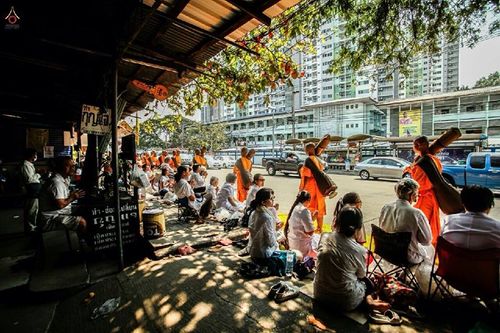 ภาพ No.15720:ประมวลภาพพิธีอัญเชิญรูปหล่อทองคำพระมงคลเทพมุนี (สด จนฺทสโร) ประดิษฐาน ณ วัดโบสถ์บน