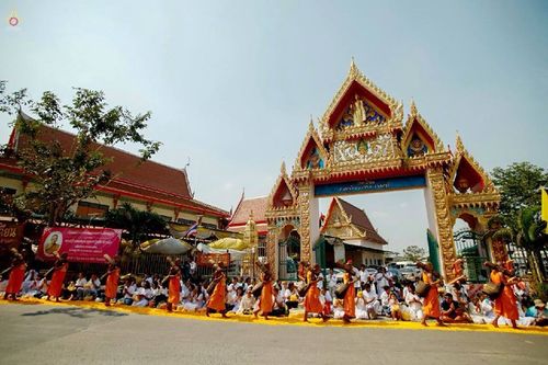 ภาพ No.15721:ประมวลภาพพิธีอัญเชิญรูปหล่อทองคำพระมงคลเทพมุนี (สด จนฺทสโร) ประดิษฐาน ณ วัดโบสถ์บน