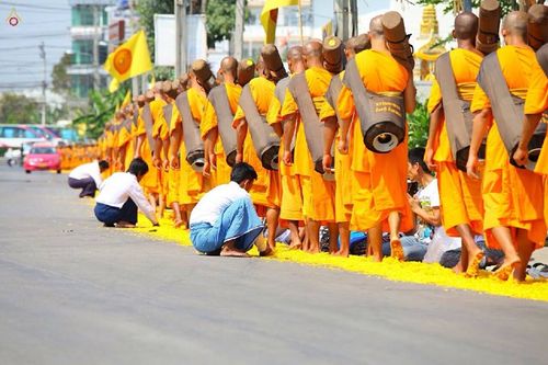 ภาพ No.15753:ประมวลภาพพิธีอัญเชิญรูปหล่อทองคำพระมงคลเทพมุนี (สด จนฺทสโร) ประดิษฐาน ณ วัดโบสถ์บน