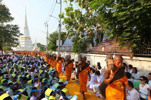 ภาพ No.15760:ประมวลภาพพิธีอัญเชิญรูปหล่อทองคำพระมงคลเทพมุนี (สด จนฺทสโร) ประดิษฐาน ณ วัดโบสถ์บน
