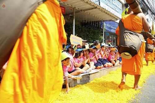 ภาพ No.15757:ประมวลภาพพิธีอัญเชิญรูปหล่อทองคำพระมงคลเทพมุนี (สด จนฺทสโร) ประดิษฐาน ณ วัดโบสถ์บน