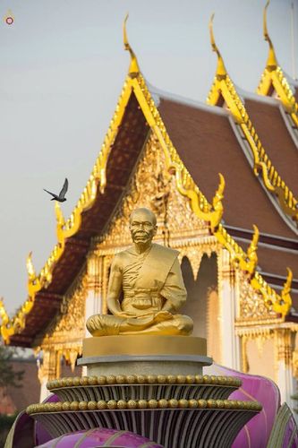 ภาพ No.15761:ประมวลภาพพิธีอัญเชิญรูปหล่อทองคำพระมงคลเทพมุนี (สด จนฺทสโร) ประดิษฐาน ณ วัดโบสถ์บน