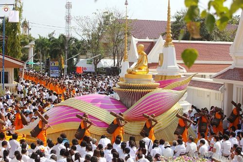 ภาพ No.15767:ประมวลภาพพิธีอัญเชิญรูปหล่อทองคำพระมงคลเทพมุนี (สด จนฺทสโร) ประดิษฐาน ณ วัดโบสถ์บน