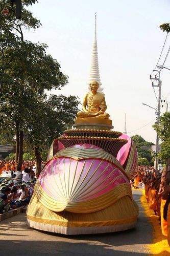 ภาพ No.15770:ประมวลภาพพิธีอัญเชิญรูปหล่อทองคำพระมงคลเทพมุนี (สด จนฺทสโร) ประดิษฐาน ณ วัดโบสถ์บน
