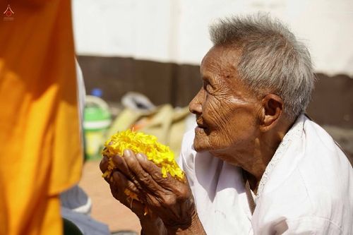 ภาพ No.15769:ประมวลภาพพิธีอัญเชิญรูปหล่อทองคำพระมงคลเทพมุนี (สด จนฺทสโร) ประดิษฐาน ณ วัดโบสถ์บน