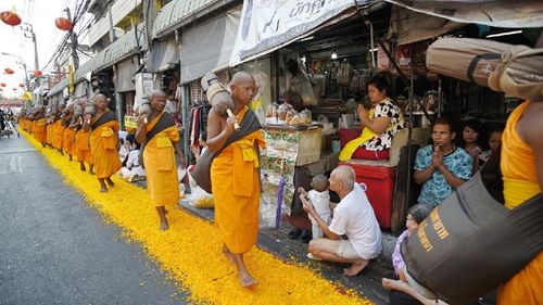 ภาพ No.15774:ประมวลภาพพิธีอัญเชิญรูปหล่อทองคำพระมงคลเทพมุนี (สด จนฺทสโร) ประดิษฐาน ณ วัดโบสถ์บน