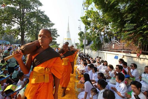 ภาพ No.15775:ประมวลภาพพิธีอัญเชิญรูปหล่อทองคำพระมงคลเทพมุนี (สด จนฺทสโร) ประดิษฐาน ณ วัดโบสถ์บน