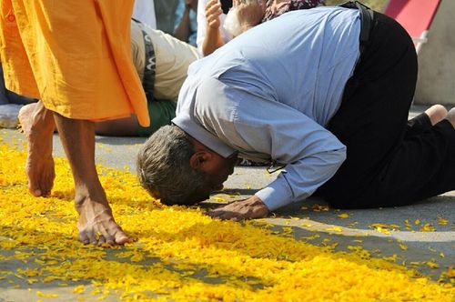 ภาพ No.15779:ประมวลภาพพิธีอัญเชิญรูปหล่อทองคำพระมงคลเทพมุนี (สด จนฺทสโร) ประดิษฐาน ณ วัดโบสถ์บน