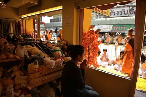 ภาพ No.15782:ประมวลภาพพิธีอัญเชิญรูปหล่อทองคำพระมงคลเทพมุนี (สด จนฺทสโร) ประดิษฐาน ณ วัดโบสถ์บน