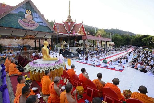 ภาพ No.15865:ประมวลภาพตักบาตรมิตรภาพไทย-พม่า พระ 1,000 รูป ณ วัดวารีบรรพต (วัดบางนอน) จ.ระนอง