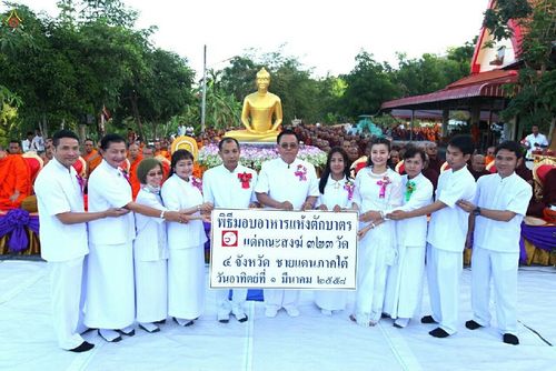 ภาพ No.15877:ประมวลภาพตักบาตรมิตรภาพไทย-พม่า พระ 1,000 รูป ณ วัดวารีบรรพต (วัดบางนอน) จ.ระนอง