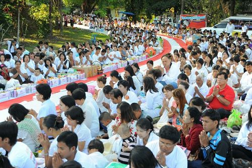 ภาพ No.15878:ประมวลภาพตักบาตรมิตรภาพไทย-พม่า พระ 1,000 รูป ณ วัดวารีบรรพต (วัดบางนอน) จ.ระนอง