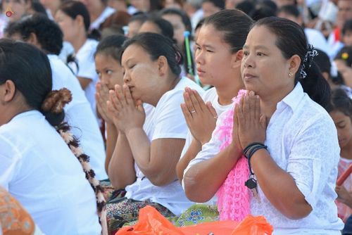 ภาพ No.15881:ประมวลภาพตักบาตรมิตรภาพไทย-พม่า พระ 1,000 รูป ณ วัดวารีบรรพต (วัดบางนอน) จ.ระนอง