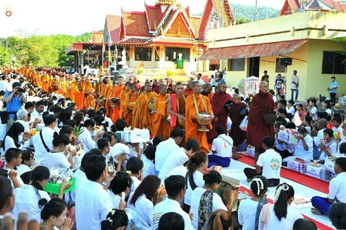 ภาพ No.15888:ประมวลภาพตักบาตรมิตรภาพไทย-พม่า พระ 1,000 รูป ณ วัดวารีบรรพต (วัดบางนอน) จ.ระนอง