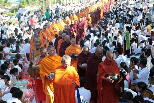 ภาพ No.15889:ประมวลภาพตักบาตรมิตรภาพไทย-พม่า พระ 1,000 รูป ณ วัดวารีบรรพต (วัดบางนอน) จ.ระนอง