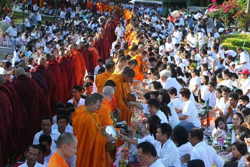 ภาพ No.15890:ประมวลภาพตักบาตรมิตรภาพไทย-พม่า พระ 1,000 รูป ณ วัดวารีบรรพต (วัดบางนอน) จ.ระนอง