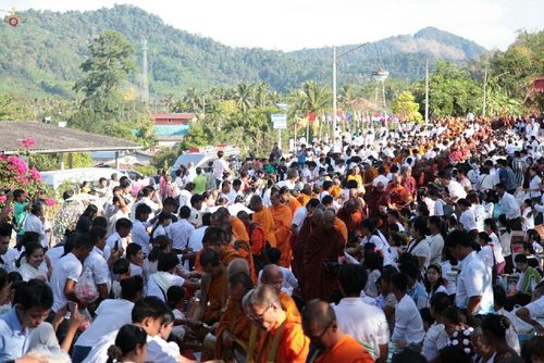 ภาพ No.15894:ประมวลภาพตักบาตรมิตรภาพไทย-พม่า พระ 1,000 รูป ณ วัดวารีบรรพต (วัดบางนอน) จ.ระนอง