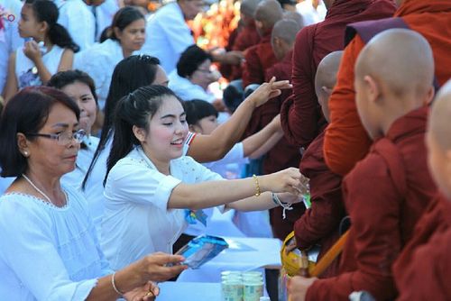 ภาพ No.15892:ประมวลภาพตักบาตรมิตรภาพไทย-พม่า พระ 1,000 รูป ณ วัดวารีบรรพต (วัดบางนอน) จ.ระนอง