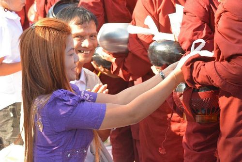 ภาพ No.15893:ประมวลภาพตักบาตรมิตรภาพไทย-พม่า พระ 1,000 รูป ณ วัดวารีบรรพต (วัดบางนอน) จ.ระนอง