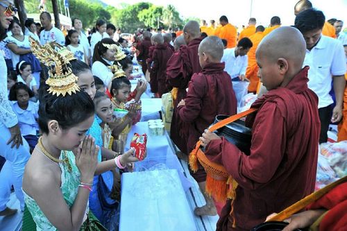 ภาพ No.15895:ประมวลภาพตักบาตรมิตรภาพไทย-พม่า พระ 1,000 รูป ณ วัดวารีบรรพต (วัดบางนอน) จ.ระนอง