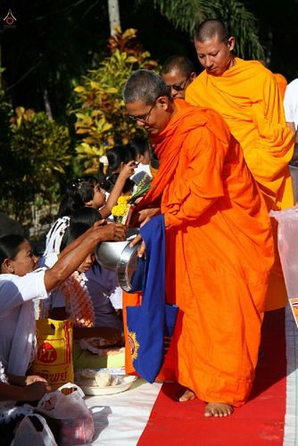 ภาพ No.15896:ประมวลภาพตักบาตรมิตรภาพไทย-พม่า พระ 1,000 รูป ณ วัดวารีบรรพต (วัดบางนอน) จ.ระนอง