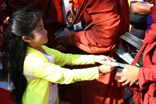 ภาพ No.15898:ประมวลภาพตักบาตรมิตรภาพไทย-พม่า พระ 1,000 รูป ณ วัดวารีบรรพต (วัดบางนอน) จ.ระนอง