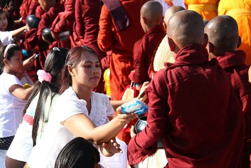 ภาพ No.15899:ประมวลภาพตักบาตรมิตรภาพไทย-พม่า พระ 1,000 รูป ณ วัดวารีบรรพต (วัดบางนอน) จ.ระนอง