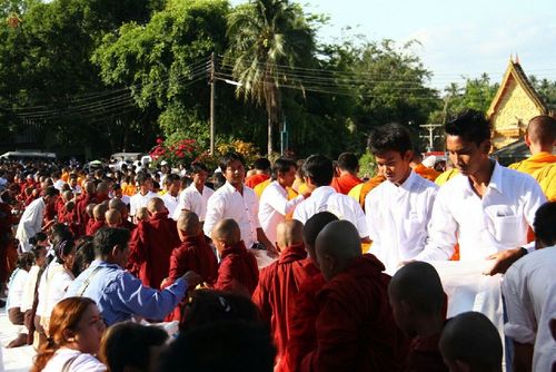 ภาพ No.15900:ประมวลภาพตักบาตรมิตรภาพไทย-พม่า พระ 1,000 รูป ณ วัดวารีบรรพต (วัดบางนอน) จ.ระนอง