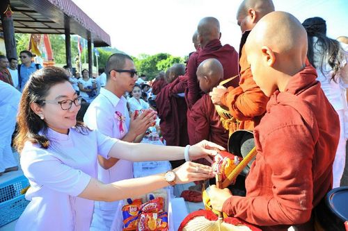 ภาพ No.15902:ประมวลภาพตักบาตรมิตรภาพไทย-พม่า พระ 1,000 รูป ณ วัดวารีบรรพต (วัดบางนอน) จ.ระนอง