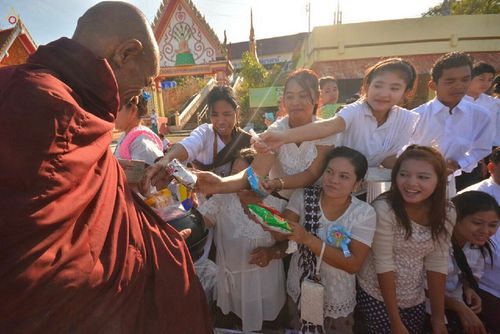 ภาพ No.15901:ประมวลภาพตักบาตรมิตรภาพไทย-พม่า พระ 1,000 รูป ณ วัดวารีบรรพต (วัดบางนอน) จ.ระนอง