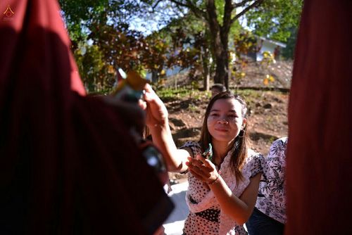 ภาพ No.15903:ประมวลภาพตักบาตรมิตรภาพไทย-พม่า พระ 1,000 รูป ณ วัดวารีบรรพต (วัดบางนอน) จ.ระนอง