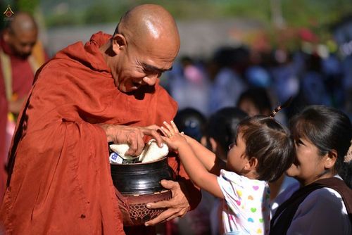 ภาพ No.15904:ประมวลภาพตักบาตรมิตรภาพไทย-พม่า พระ 1,000 รูป ณ วัดวารีบรรพต (วัดบางนอน) จ.ระนอง