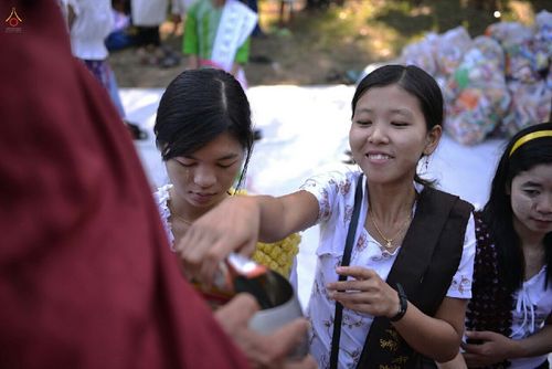 ภาพ No.15906:ประมวลภาพตักบาตรมิตรภาพไทย-พม่า พระ 1,000 รูป ณ วัดวารีบรรพต (วัดบางนอน) จ.ระนอง