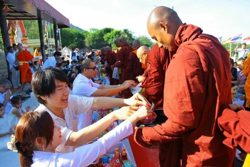 ภาพ No.15908:ประมวลภาพตักบาตรมิตรภาพไทย-พม่า พระ 1,000 รูป ณ วัดวารีบรรพต (วัดบางนอน) จ.ระนอง