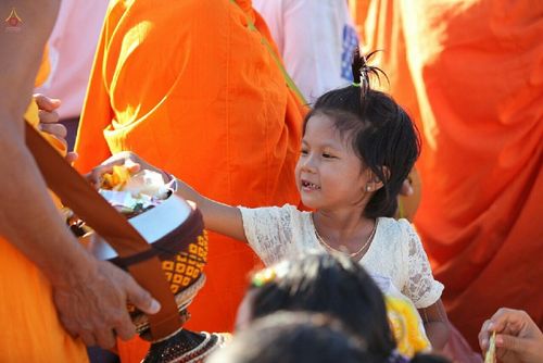 ภาพ No.15909:ประมวลภาพตักบาตรมิตรภาพไทย-พม่า พระ 1,000 รูป ณ วัดวารีบรรพต (วัดบางนอน) จ.ระนอง