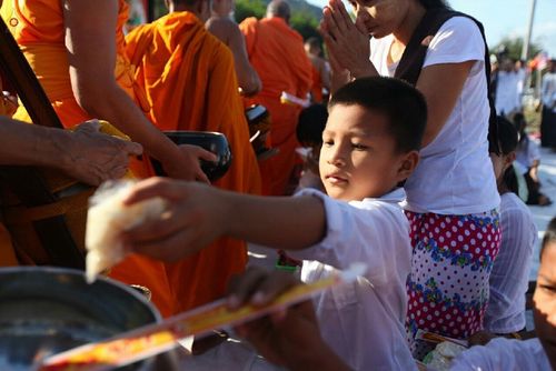 ภาพ No.15910:ประมวลภาพตักบาตรมิตรภาพไทย-พม่า พระ 1,000 รูป ณ วัดวารีบรรพต (วัดบางนอน) จ.ระนอง